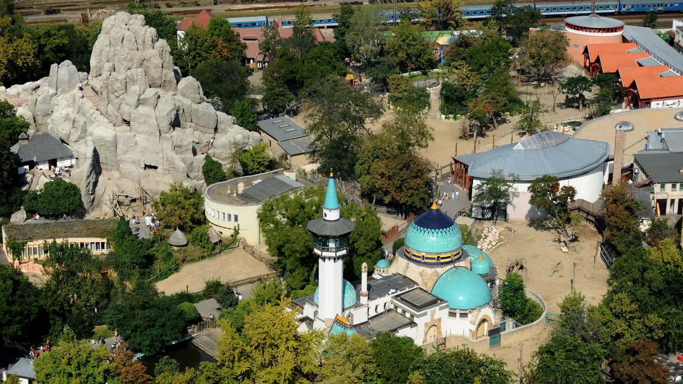 állatkert épületfotó FOTÓ FOTÓ ÁLTALÁNOS FOTÓTECHNIKA FOTÓTÉMA légi felvétel Budapest, 2009. szeptember 23.
Légi felvétel a Fővárosi Állat- és Növénykertről. Előtérben a türkizkék kupolás elefántház.
MTI Fotó: H. Szabó Sándor 