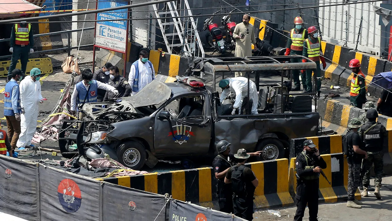 Lahor, 2019. május 8.
Rendőrautó roncsa körül nyomoznak 2019. május 8-án, miután pokolgép robbant a kelet-pakisztáni Lahorban, egy szúfi szentélyt őrző rendőrök mellett. A támadás legalább három embert megölt, több mint tizenötöt megsebesített.
MTI/AP/K. 