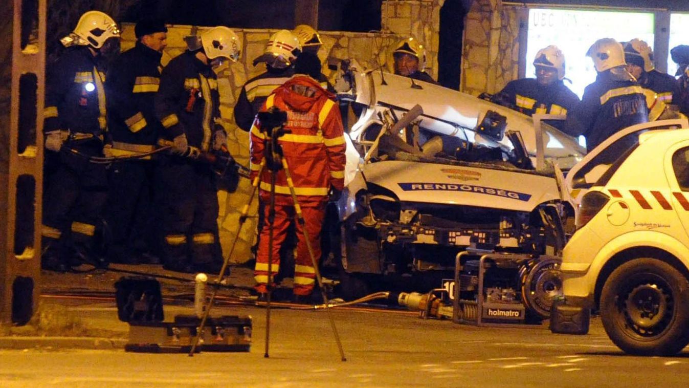 Budapest, 2015. február 7.
Baleset helyszíne a főváros XVIII. kerületében 2015. február 7-én, ahol két rendőr életét vesztette egy közúti balesetben kora hajnalban. Az Üllői úton történt balesetben három autó ütközött, az egyik egy rendőrségi szolgálati g