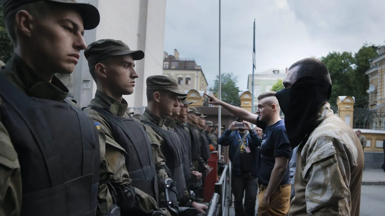 Kijev, 2015. július 12.
A Jobboldali Szektor (PSZ) szélsőséges szervezet tagjai állnak egy rendőrsorfal előtt a kijevi elnöki hivatalnál 2015. július 11-én. Ezen a napon lövöldözés tört ki Munkácson a PSZ és az ukrán parlament egyik kárpátaljai képviselőj