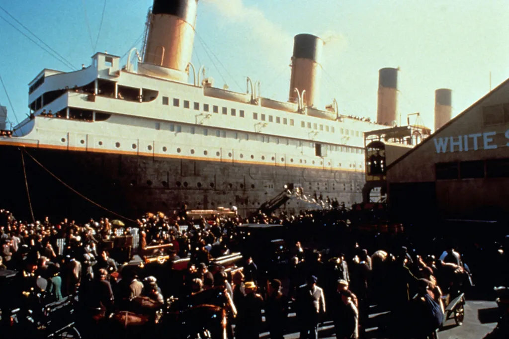 Titanic Titanic paquebot quai dock embarquer load foule Horizontal CROWD 