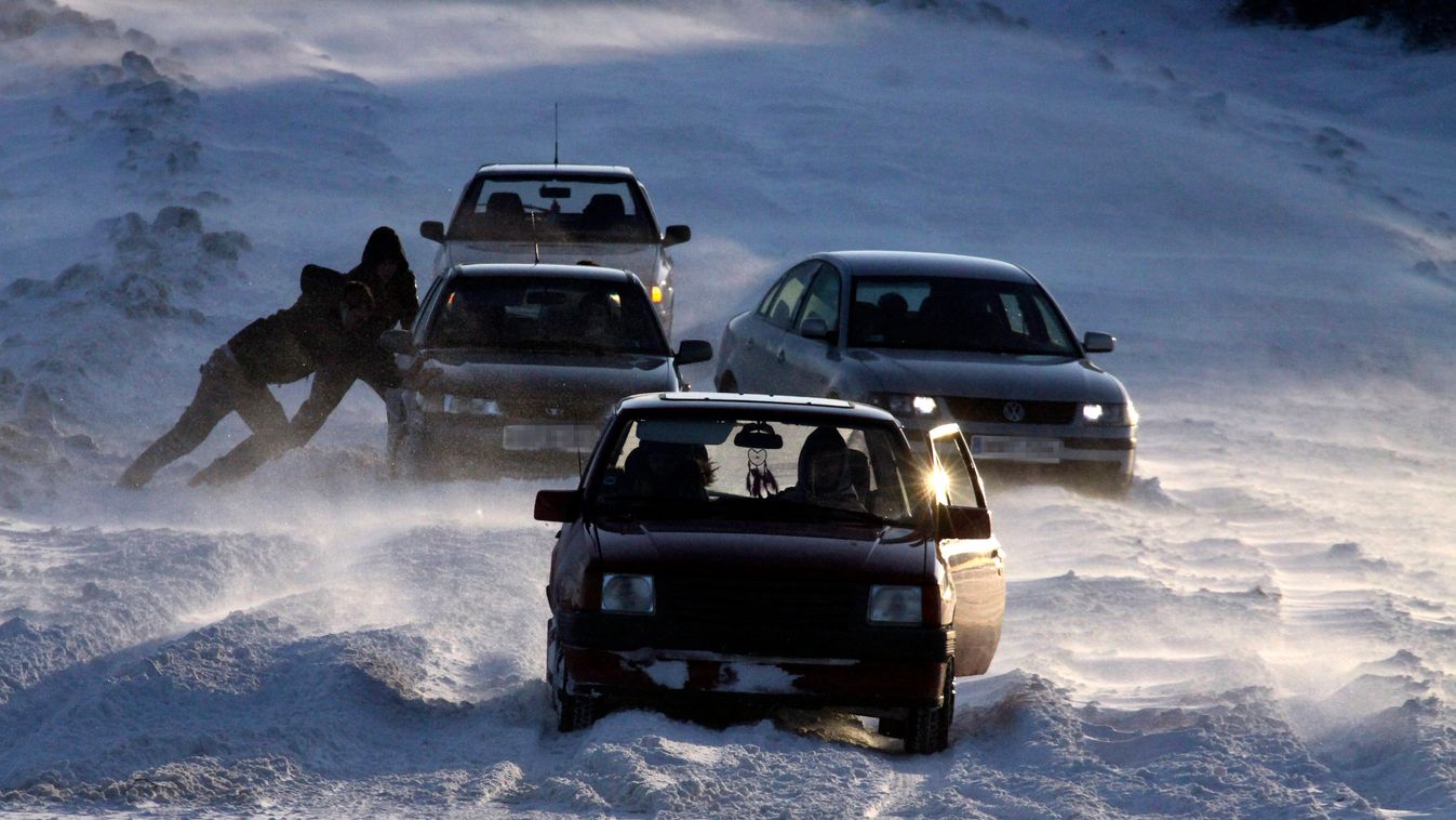 Hárskút, 2015. február 8.
Hóátfúvásban elakadt autók Hárskút közelében 2015. február 8-án.
MTI Fotó: Nagy Lajos
Havazás hófúvás 