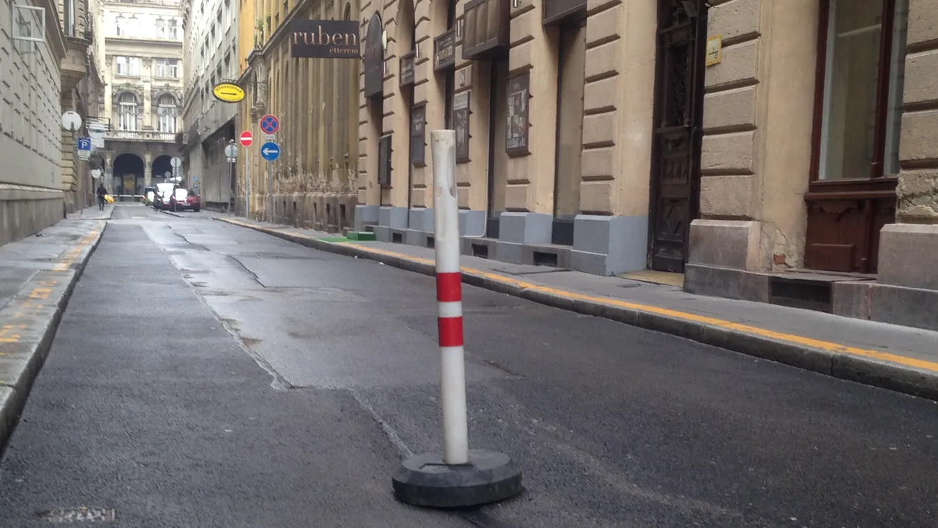 megsüllyedt az aszfalt  Magyar utcát a Ferenczy István utca és a Reáltanoda utca közöttt 