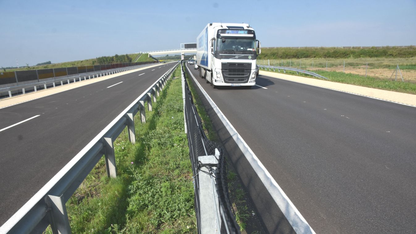 M4-es gyorsforgalmi út Cegléd és Abony közötti 17,6 kilométeres szakaszának átadóünnepsége 