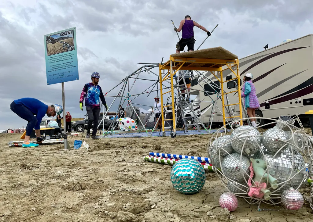Burning Man fesztivál Nevada sivatag eső sár Thousands stuck in mud at Burning Man festival, one dead Horizontal 