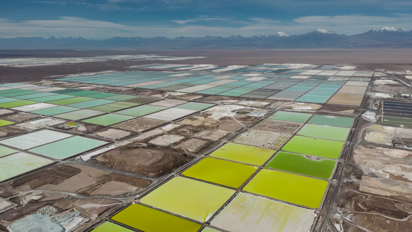 San Pedro de Atacama, 2023. április 21.
Lítium kivonásához használt sósvizes medencék az SQM chilei vegyipari vállalat bányájában, az Atacama-sivatagban, az észak-chilei San Pedro de Atacama környékén 2023. április 18-án.
MTI/AP/Rodrigo Abd 