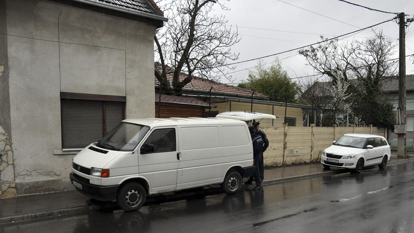 Budapest, 2015. március 31.
Rendőrök helyszínelnek Budapesten, a XV. kerületben, ahol egy férfi egy furgonba tuszkolt egy fiatal nőt 2015. március 31-én. A rendőrség elfogta támadót, az ügyben személyi szabadság megsértésének gyanúja miatt indult nyomozás