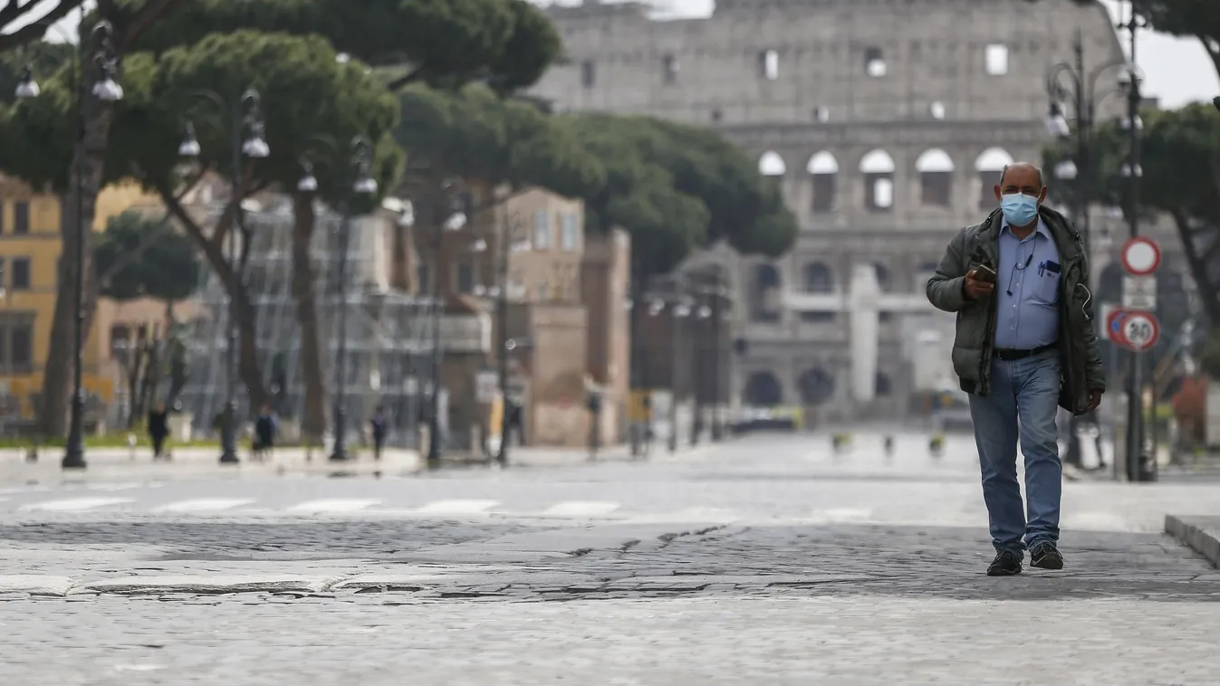 Róma, 2020. március 29.
Férfi sétál a római Colosseum épülete előtt 2020. március 29-én, a koronavírus-járvány elleni küzdelem érdekében elrendelt kijárási tilalom idején. Olaszországban 92 ezer fölé emelkedett a fertőzöttek száma, a járványban 10023-an v