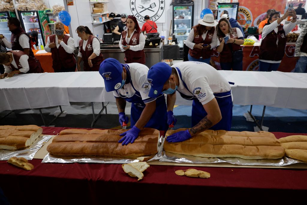 Mexikó, mexikóváros, szendvics, világ rekord, 75 méter hosszú szendvics, 900 kg 