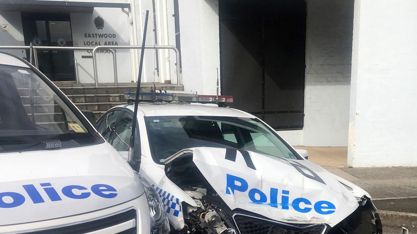 Sydney, 2019. július 23.
Az új-dél-walesi rendőrség által közreadott kép mintegy két rendőrautóról, amelyeknek egy kábítószerrel megrakott teherautó nekiment a rendőrség épülete előtt 2019. július 22-én. A teherautót, amely több mint 200 millió ausztrál d