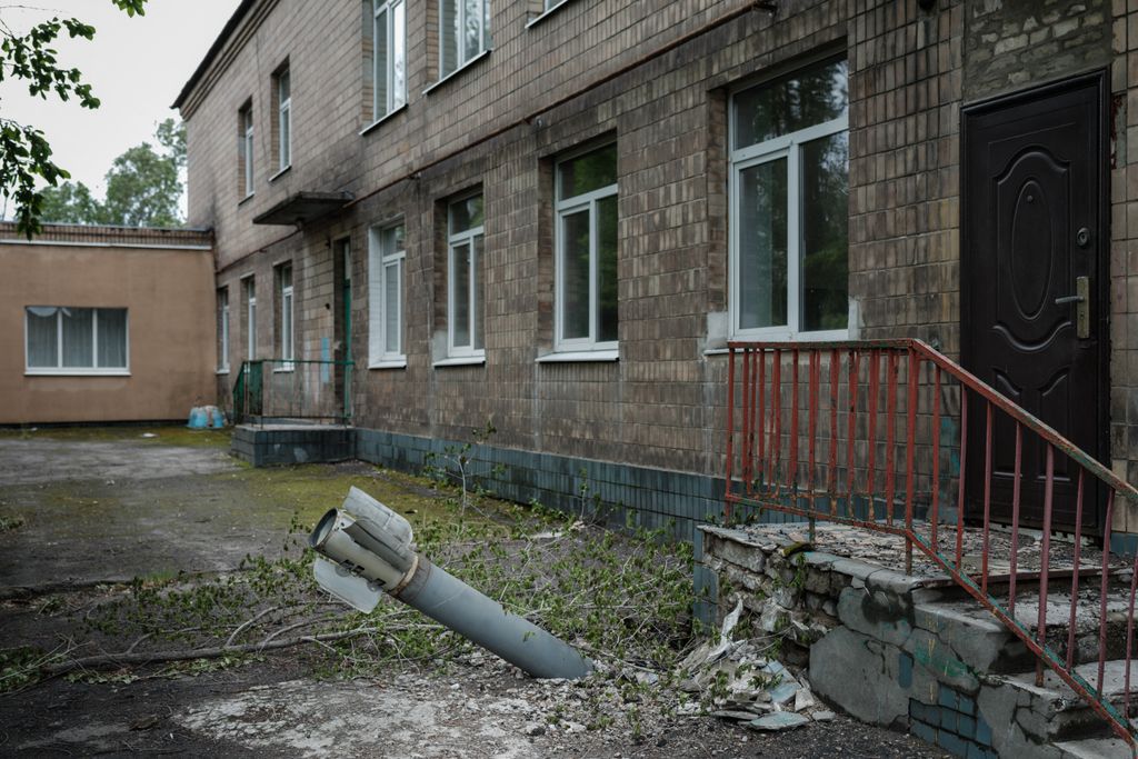Ukrán válság 2022, orosz, ukrán, háború, Ukrajna, Lysychansk, fel nem robbant rakéta 