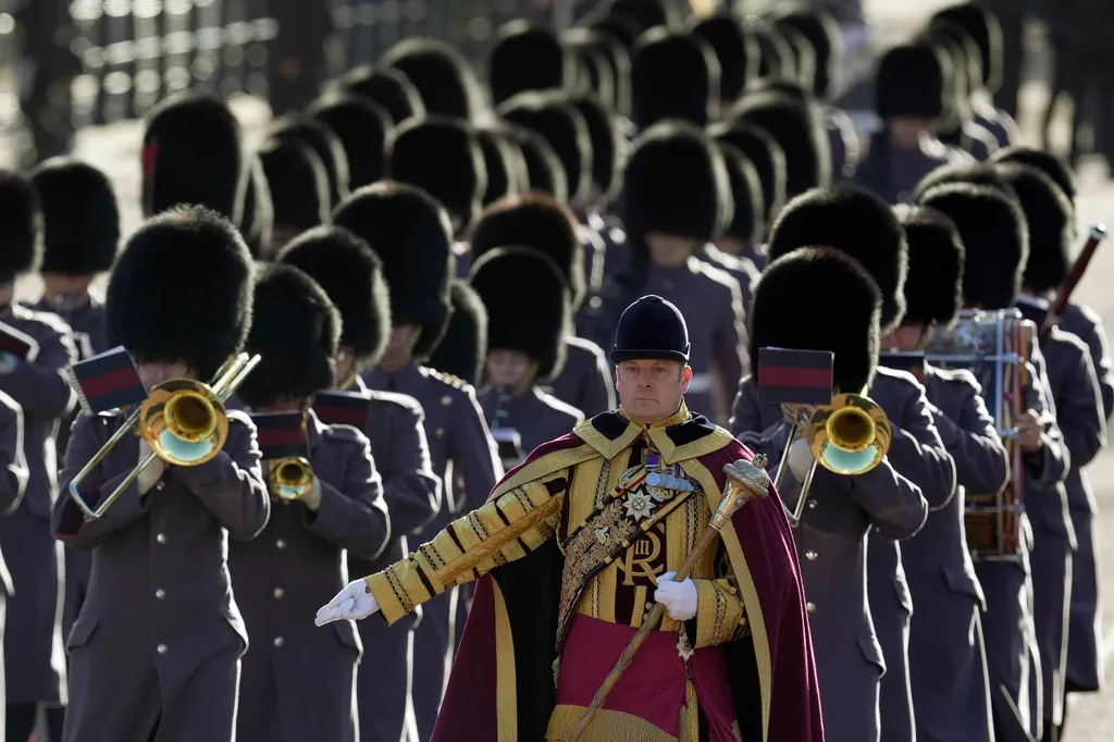 III. Károly brit uralkodó első parlamenti beszéd Nagy-Britannia, 
 
Katonazenekar masírozik a Buckhingam-palotánál, mielőtt III. Károly brit uralkodó megnyitja az 58. parlament negyedik ülésszakát Londonban 2023. november 7-én. A trónbeszéd - amely III. K