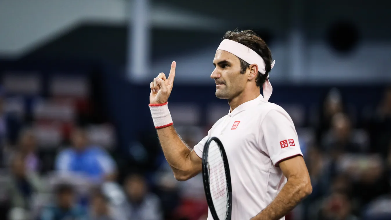 Roger Federer avoids Shanghai Masters scare to scrape past Daniil Medvedev China Chinese Shanghai Rolex Masters tennis tournament 2018 