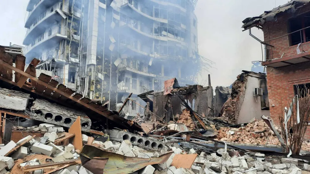 Ukrán válság 2022, orosz, ukrán, háború, Ukrajna, Harkov, Harkiv, rakétatámadás, megrongálódott épület, romok, romos 