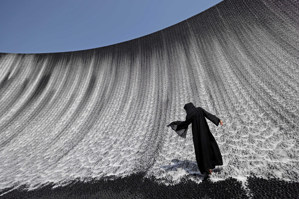 dubai expo 2020 galéria  TOPSHOTS Horizontal A woman walks onto the Expo Water Feature in Dubai on October 5, 2021. (Photo by Giuseppe CACACE / AFP) 