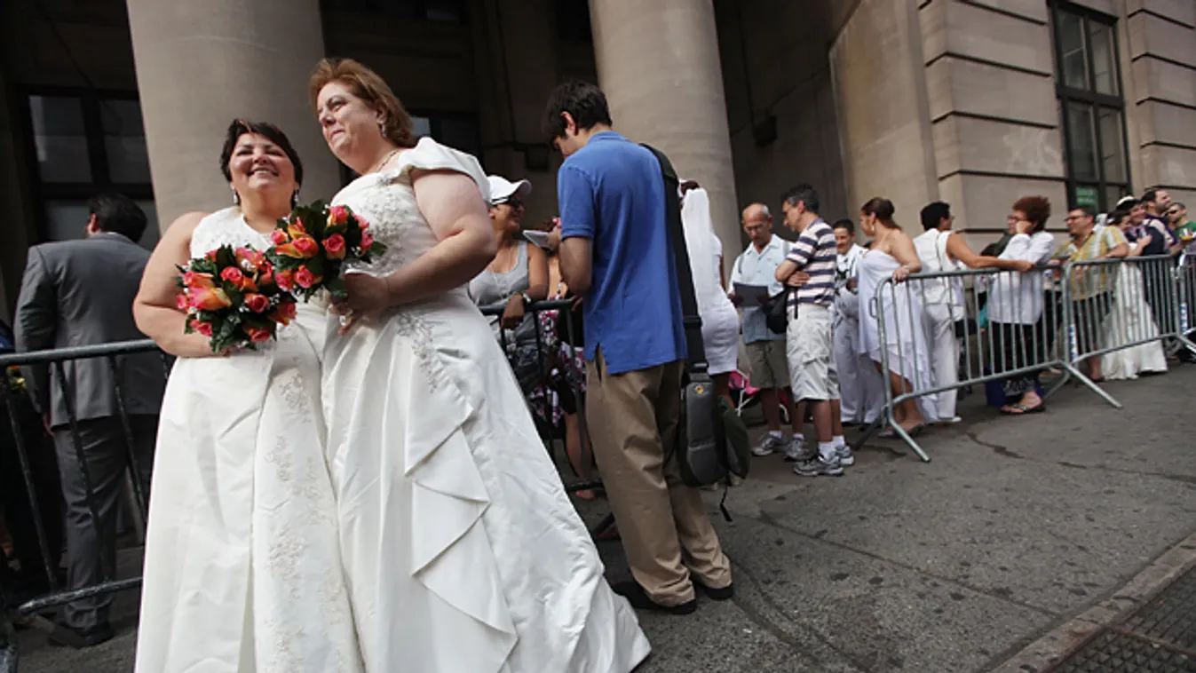 melegházasság, azonos neműek házassága, Barbara Tremblay és Stacey Minondo várakoznak egy brooklyni házasságkötő terem előtt, hogy egybekeljenek 
