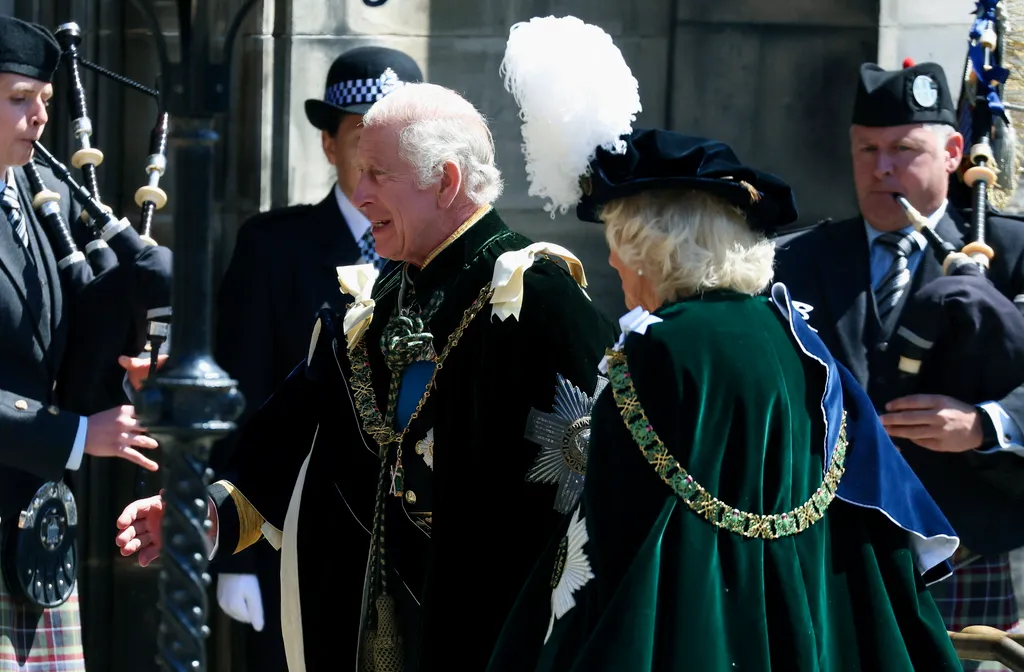 Skócia koronázás III Károly  
III. Károly brit király felesége, Kamilla királynétársaságában érkezik a koronázása tiszteletére tartott háladó istentiszteletre az edinburgh-i Szent Giles-székesegyházba 2023. július 5-én. A hagyomány szerint a brit 