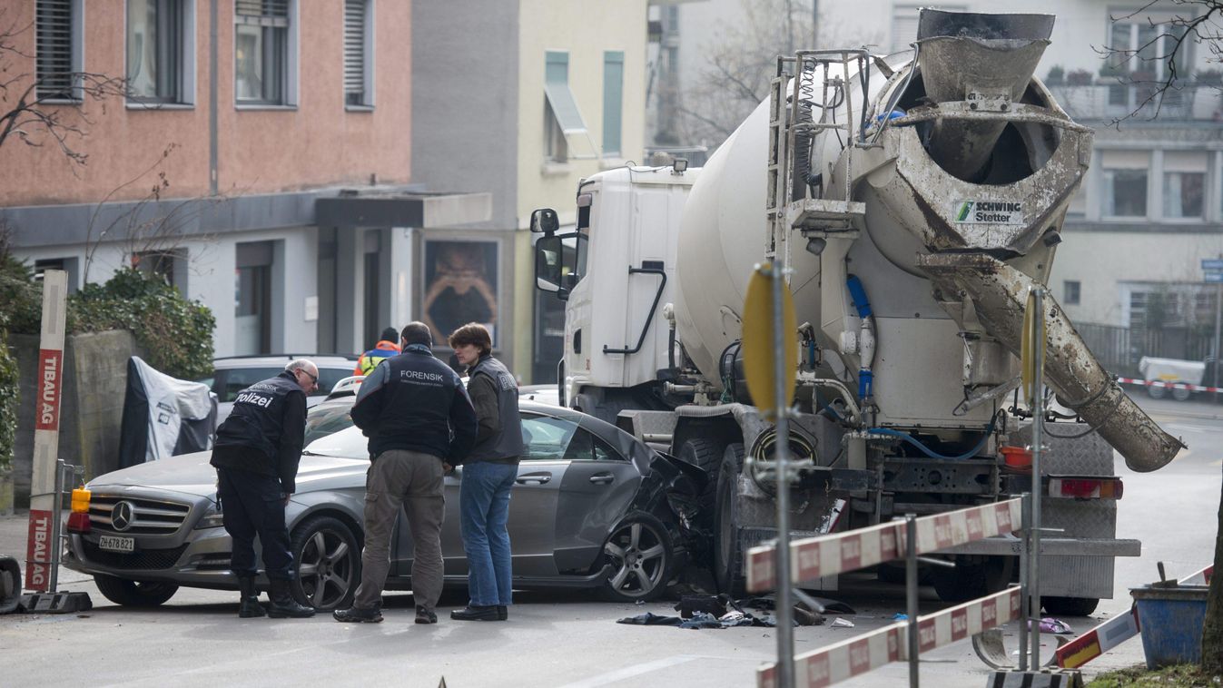 Zürich, 2015. február 19.
Rendőrök egy lövöldözés helyszínén Zürichben 2015. február 19-én, miután egy férfi tüzet nyitott az ellene intézkedő rendőrökre. Az elkövetőt, akinek sem az indítékát, sem a személyét nem fedte fel a rendőrség, lőtt sebbel kórház