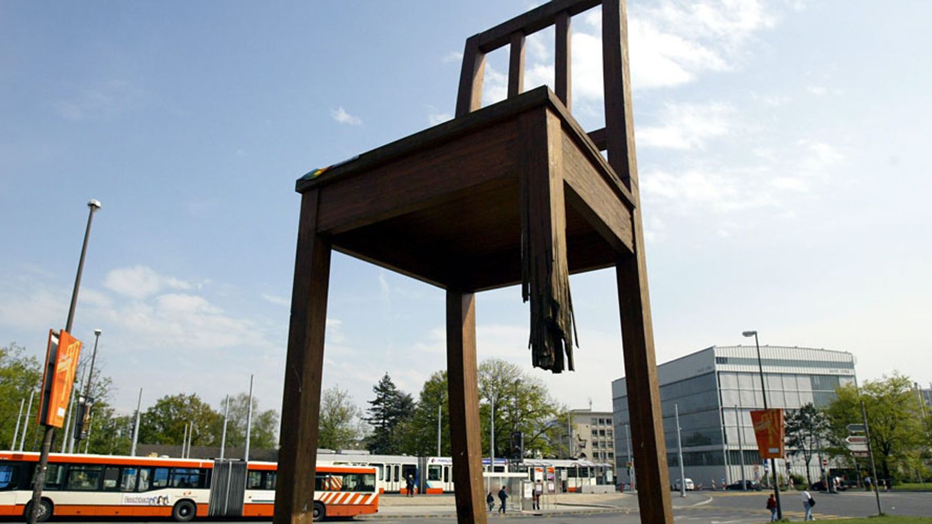 három lábú szék, A törött szék, Daniel Berset, svájci művész alkotása Genfben, költségvetés