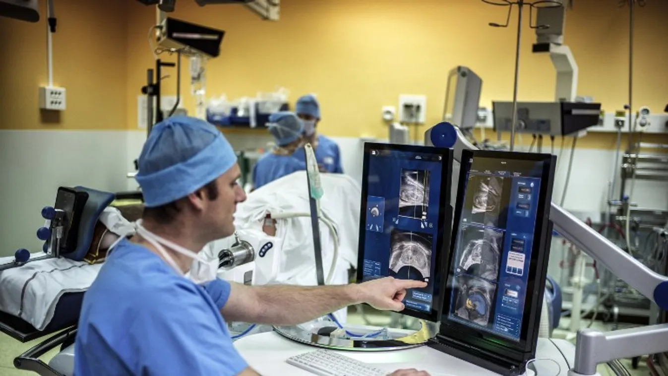 robot műtét orvos képernyő 