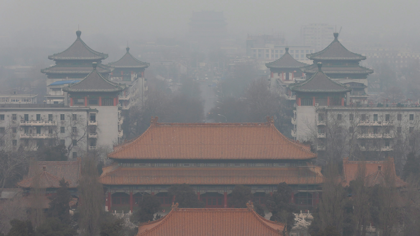 Peking, 2015. január 15.
Sűrű szmog lepi a pekingi Tiltott Várost, azaz a Császári Palotát, a Ming és Csing dinasztiabeli császárok téli lakóhelyét Pekingben 2015. január 15-én. A legfrissebb mérések szerint 500 mikrogramm felett van azoknak a finom porsz