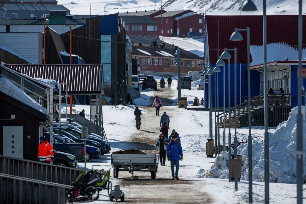 Svalbard, Antarktisz, antakrktisz turizmus, hibrid hajó, turizmus,  Hibrid hajó szállítja a látogatókat a mesés és zord Antarktiszra 