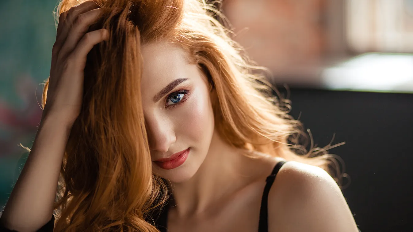 fiatal nő vörös haj rúzs modell fehérnemű 
