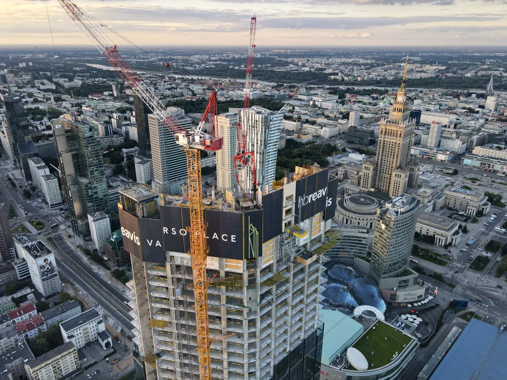 1 eu legmagasabb épülete Varsóban lesz. igy megelőzi a frankfurti Commerzbank tornyot.   Daily Life In Warsaw aerial Az eu legmagasabb épülete Varsóban lesz. igy megelőzi a frankfurti Commerzbank tornyot.apartment birds eye view build cee 