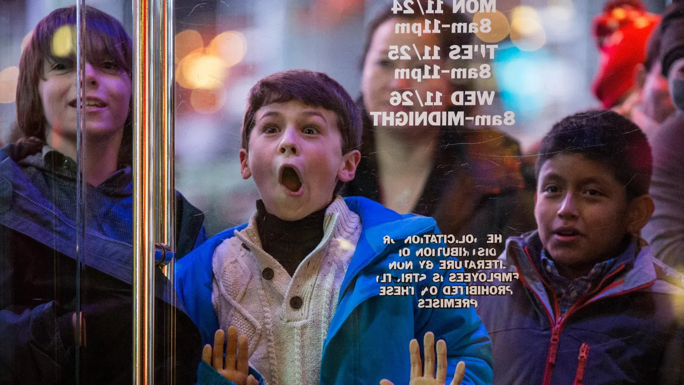 New Yorkban így várták a gyerekek, hogy rávethessék magukat az akciókra egy játékboltban 