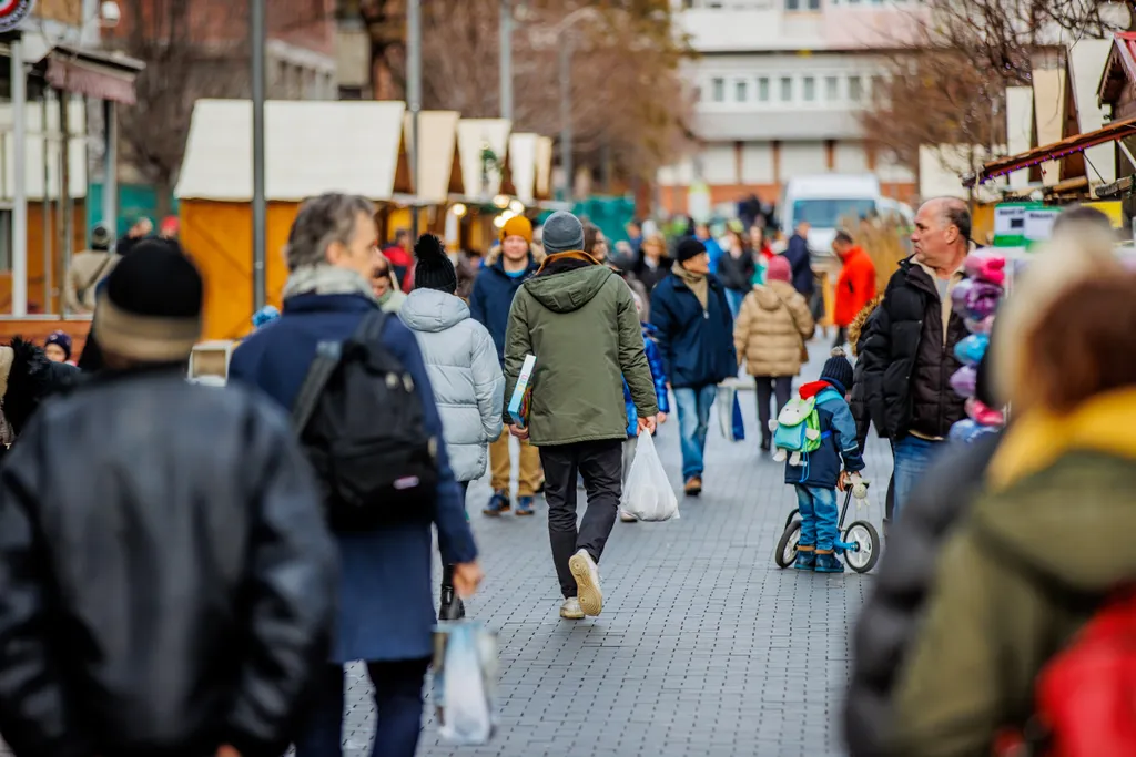 Képeken a szenteste előtt utolsó nagy vásárlási roham, ünnep, karácsony, vásárlás, bevásárlás, ajándék, 2022 