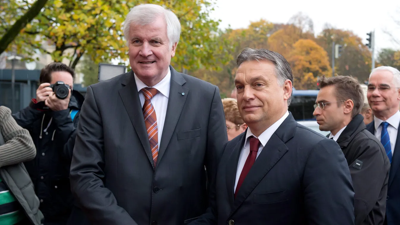 SEEHOFER, Horst; Orbán Viktor München, 2014. november 6.
Horst Seehofer bajor kormányfő (b) fogadja Orbán Viktor miniszterelnököt Münchenben 2014. november 6-án. (MTI/EPA/Sven Hoppe) 