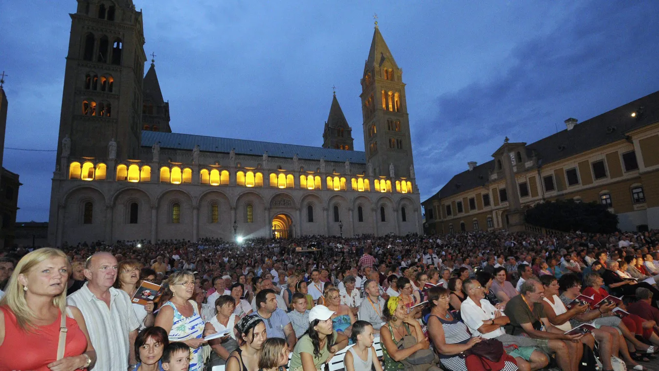 Pécs, 2015. július 25.
Résztvevők a XIX. Europa Cantat fesztivál megnyitóján a pécsi székesegyház előtti téren 2015. július 25-én.
MTI Fotó: Lendvai Péter 