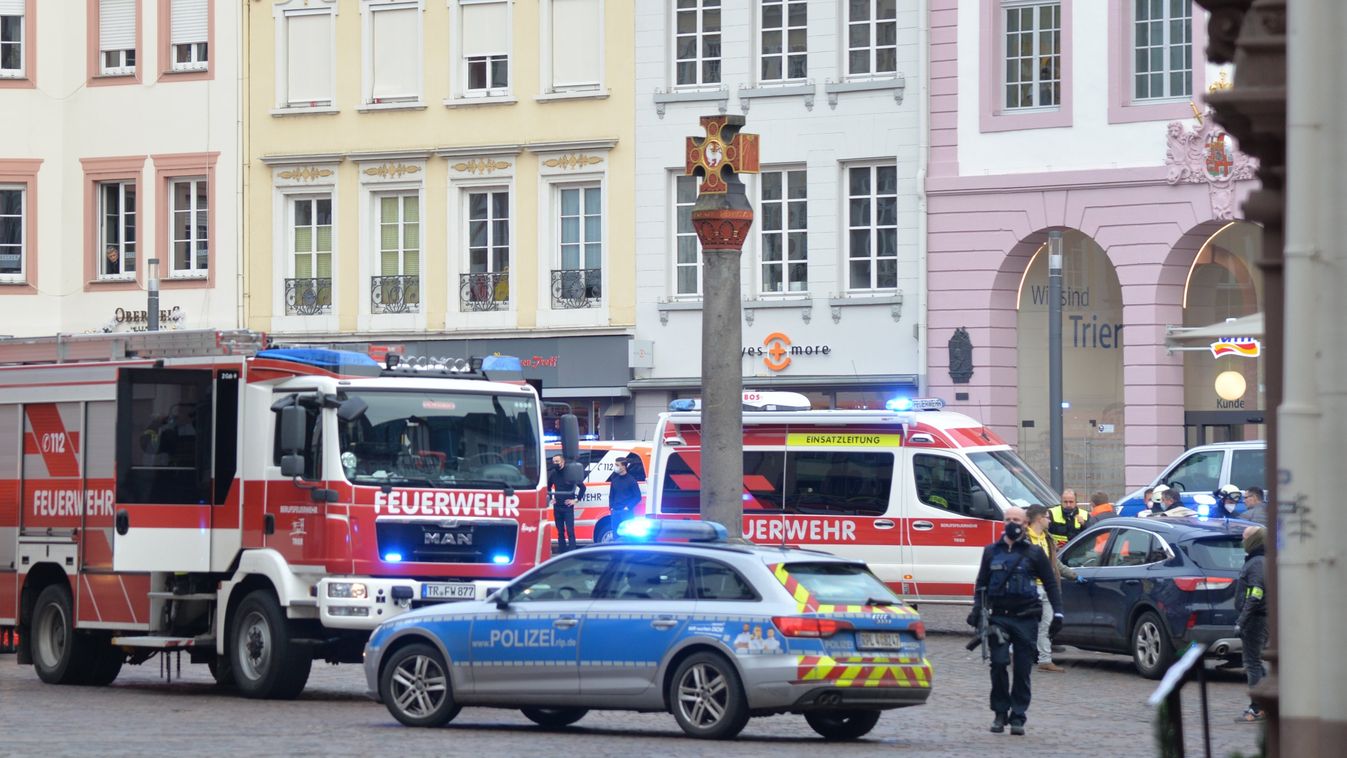 Car detects pedestrians in Trier ECONOMY TRAFFIC Emergencies Rhineland-Palatinate Germany city centre 