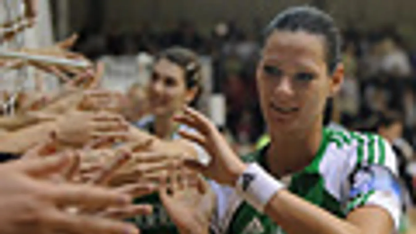 Görbicz Anita fogadja a szurkolók gratulációját a női kézilabda Bajnokok Ligája 5. fordulójában 2010.01.10-én