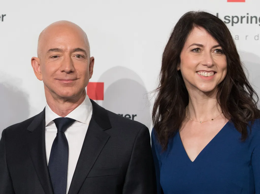 Mackenzie Bezos (MacKenzie Scott)
Üzletasszony  Amazon employees demonstrate in front of the Axel-Springer headquarters aganint the Axel Springer Award 2018 for Amazon founder Jeff Bezos award Horizontal COUPLE SIDE BY SIDE 