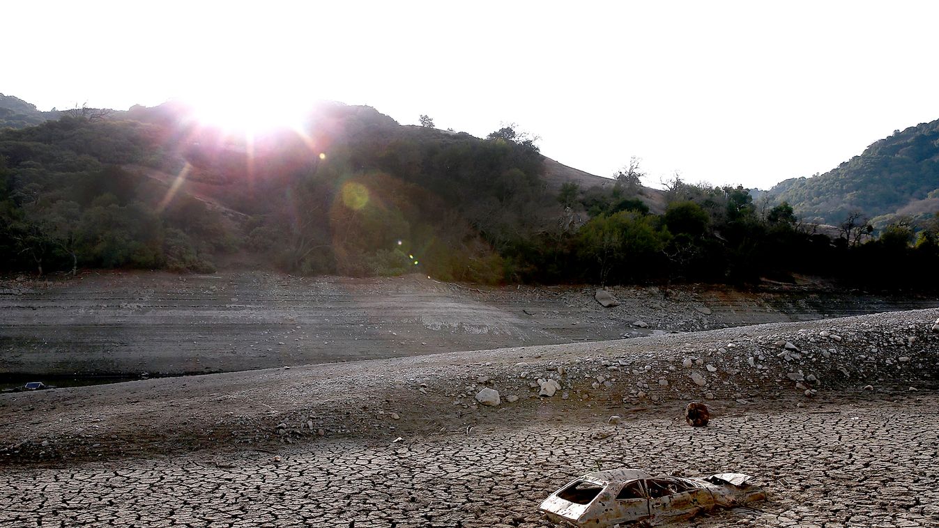 Kaliforniai szárazság, autóroncs, 2014 PICTURES OF THE YEAR:  California 
Drought Dries Up Bay Area Reservoirs SAN JOSE, CA - JANUARY 28: 