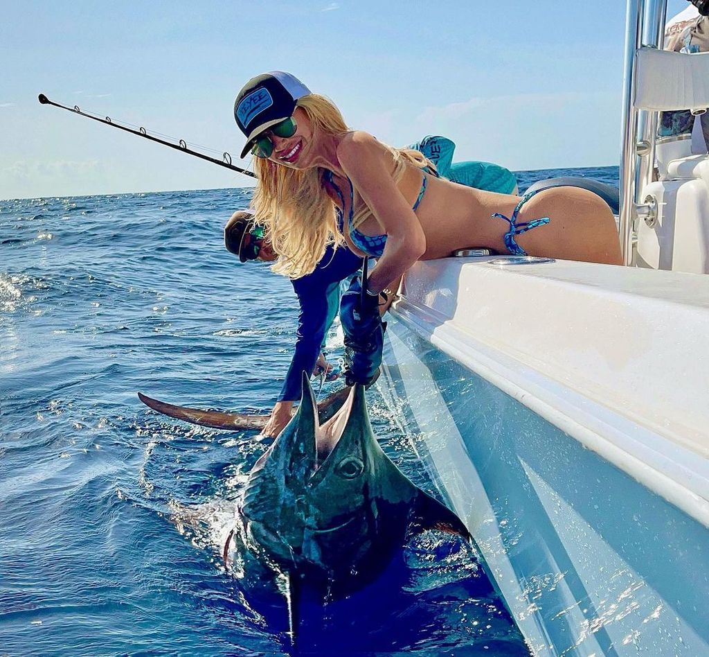 A szexi horgásznőt imádják a közösségi médiában, nem véletlen, hiszen rendszeresen oszt meg bikinis képet magáról, meg persze halakkal és pecabotokkal is gyakran pózol 
