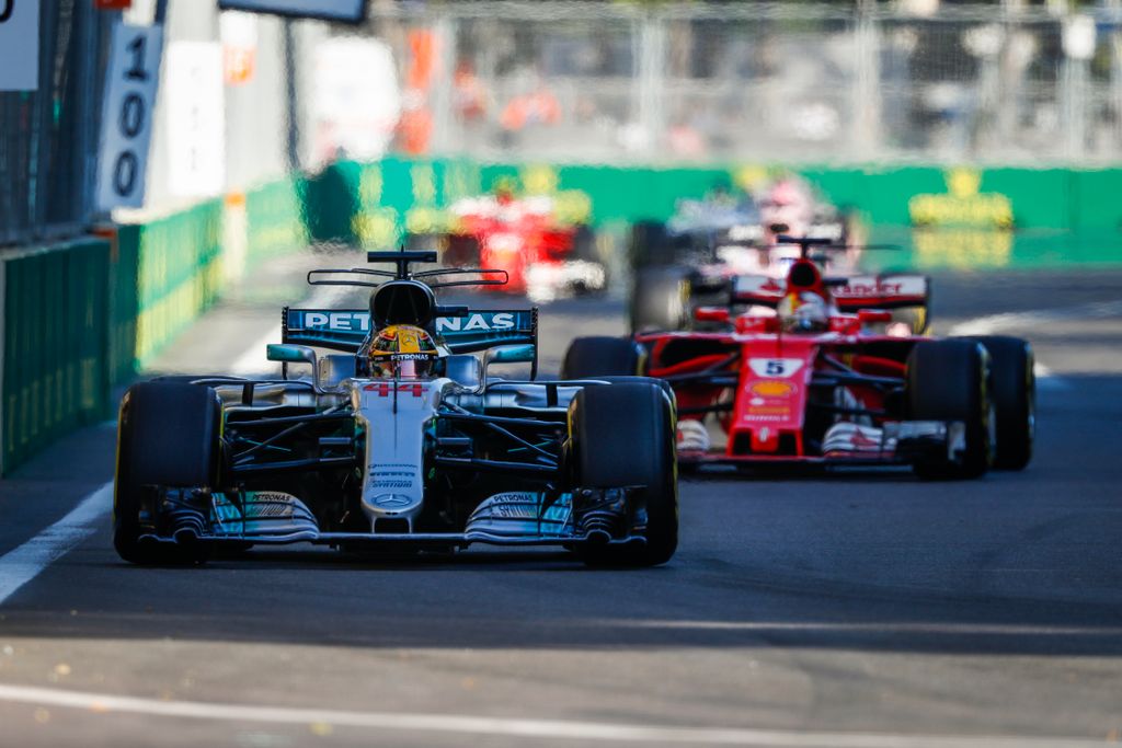 Forma-1, Lewis Hamilton, Mercedes-AMG Petronas, Sebastian Vettel, Scuderia Ferrari, Azeri Nagydíj 