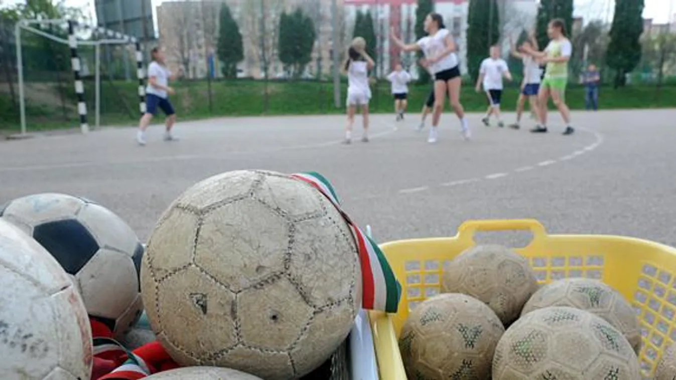 testnevelés, Testnevelésóra a pécsi Anikó Utcai Általános Iskola udvarán 