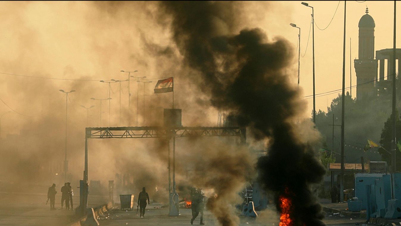 Bagdad, 2019. október 6.
Kormányellenes iraki tüntetők által felgyújtott útakadály ég Bagdadban 2019. október 6-án. Irak több városában október eleje óta zajlanak tüntetések a munkanélküliség, a kormányzati korrupció és a hiányos közszolgáltatások miatt. 