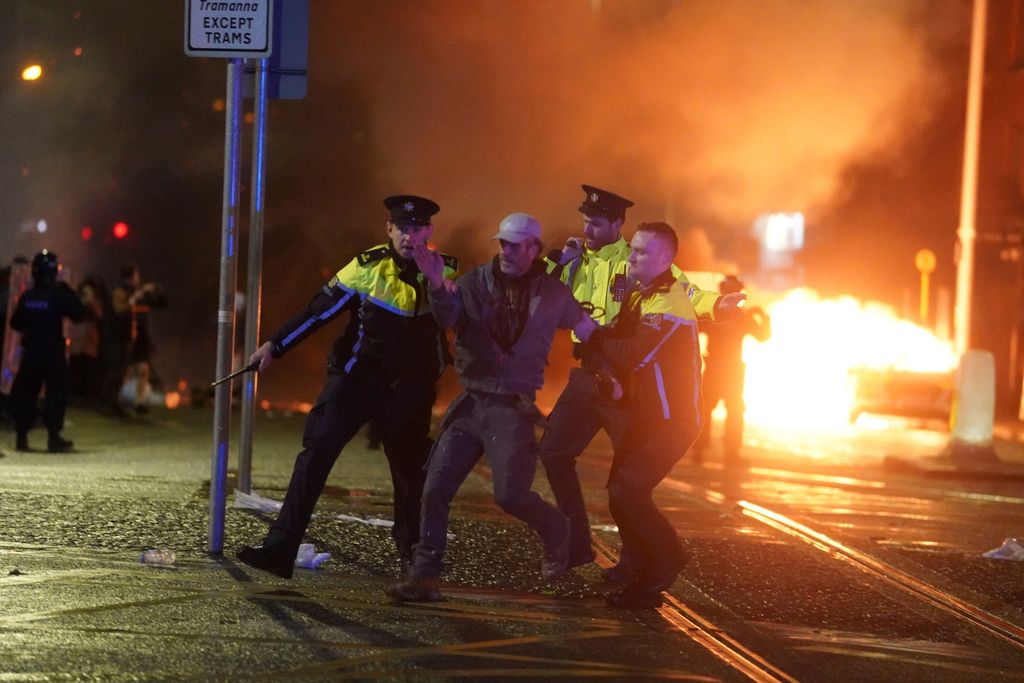Zavargások késes támadás Írország, 2023.11.24., Dublin, 2023. november 24.
Tüntetőt vezetnek el rendőrök Dublin zavargások törtek ki egy késelés miatt 2023. november 23-án. Órákkal korábban egy férfi öt embert, köztük három gyermeket megsebesített, az egy