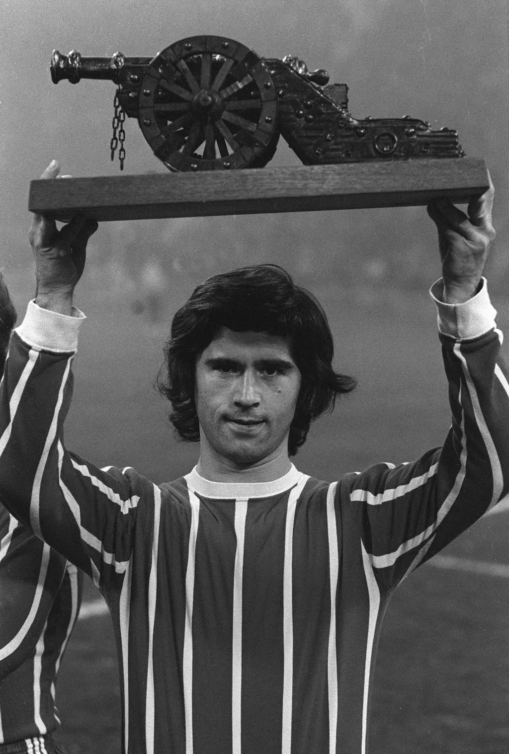 Gerd Müller, egykori világ- és Európa bajnok német válogatott labdarúgó, akit minden idők egyik legjobb támadójának tartanak. 
  Football legend Gerd MUELLER died at the age of 75 .. Gerd Muller aktuellsport Vertical 