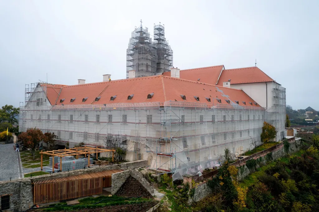 Véghajrában a Tihanyi Bencés Apátság külső tereinek felújítása, Tihany, Bencés Apátság, magyarepitok.hu 