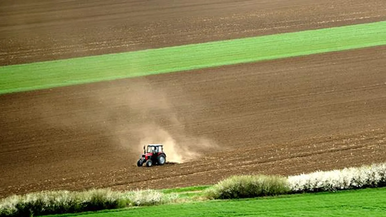 Agrár oligarchák Magyarországon, traktor robog a szántóföldön, mezőgazdaság 