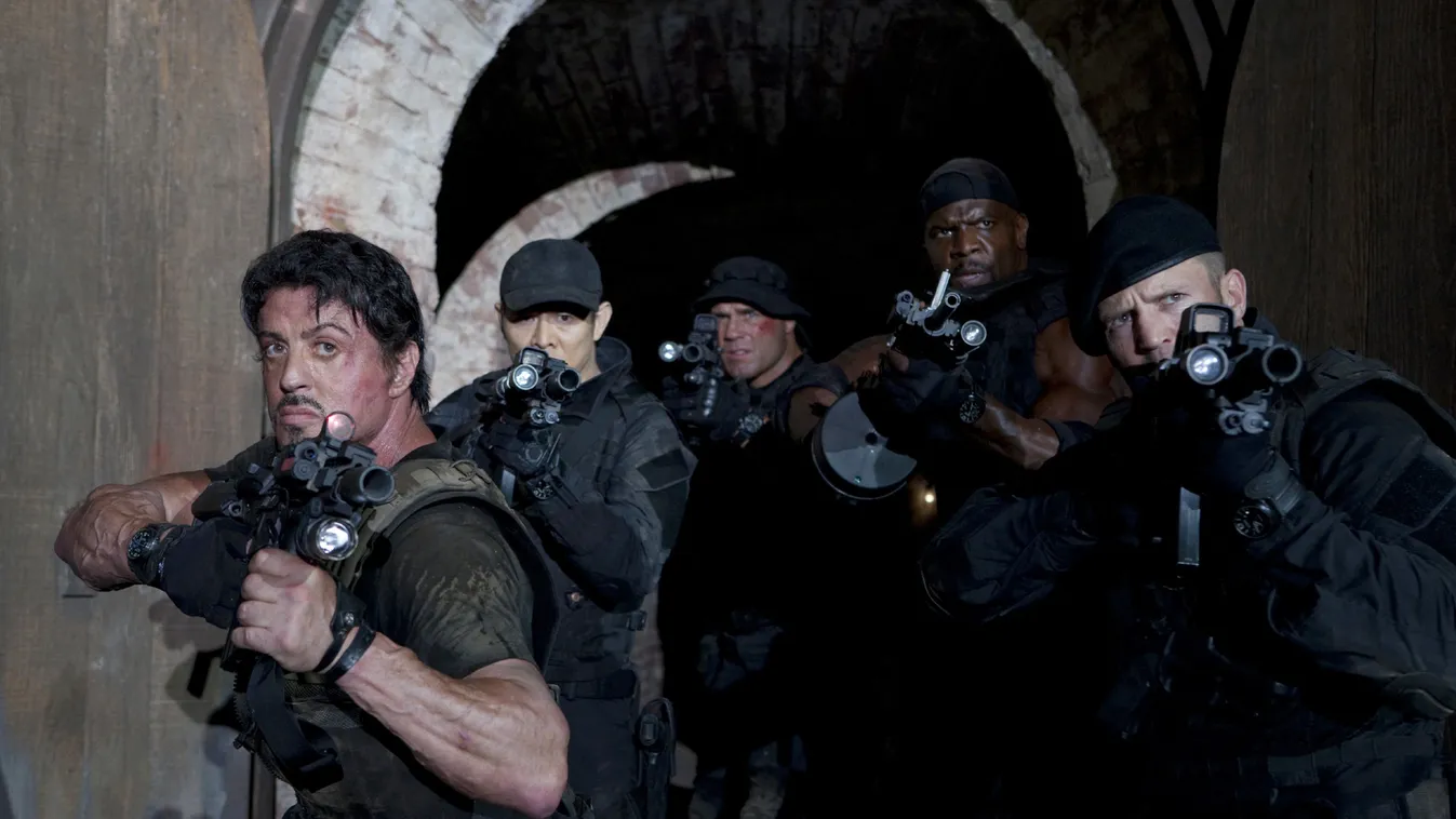 The Expendables Cinema fighter muscular semi automatic rifle group Horizontal MAN MERCENARY WEAPON 