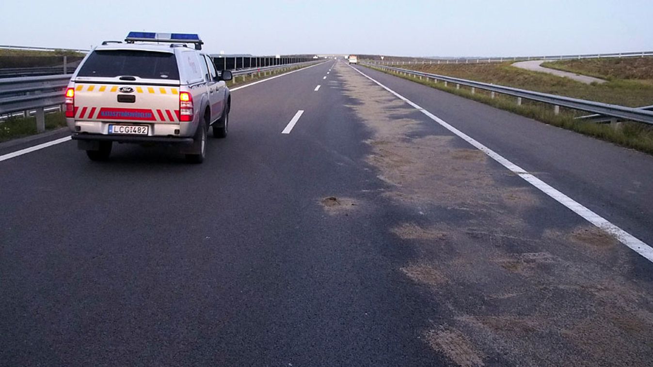 Homokkal felszórt útszakasz 2013. szeptember 20-án az M43-as autópálya Szeged felé vezető oldalán, Maroslele közelében, ahol ismeretlen ragacsos anyag folyt az útfelületre