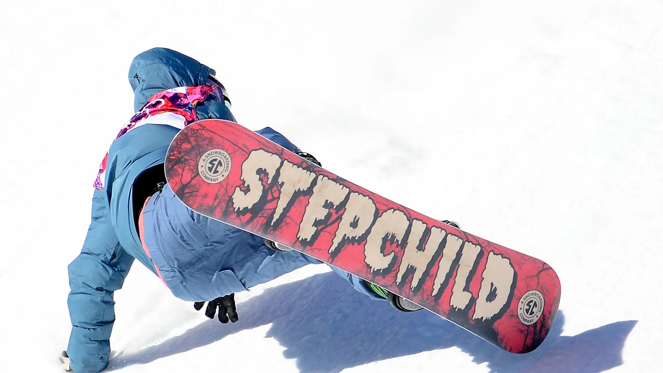 461603693 Russia's Alexey Sobolev falls while competing in the Men's Snowboard Slopestyle qualification at the Rosa Khutor Extreme Park during the Sochi Winter Olympics on February 6, 2014. AFP PHOTO / JAVIER SORIANO 