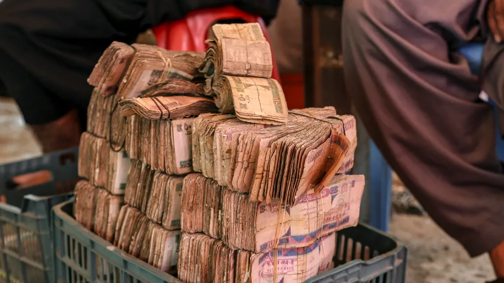 Elkopott bankók Afganisztánban, Kabul, piac, pénz 