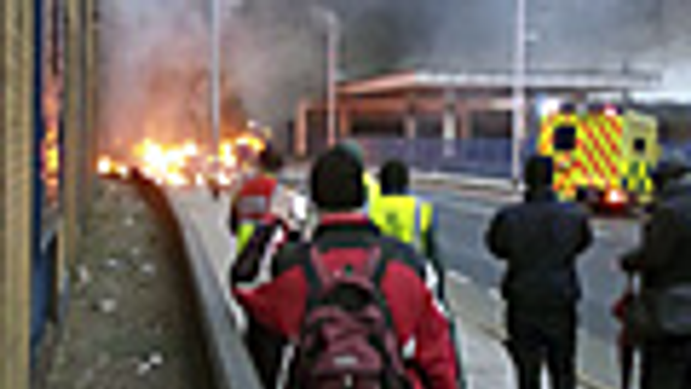 london, helikopter, baleset, Lángokban áll egy helikopter London belvárosában 2013. január 16-án, miután szemtnaúk szerint a légi jármű a levegőben nekiütközött egy toronydarunak és az utcára zuhant.