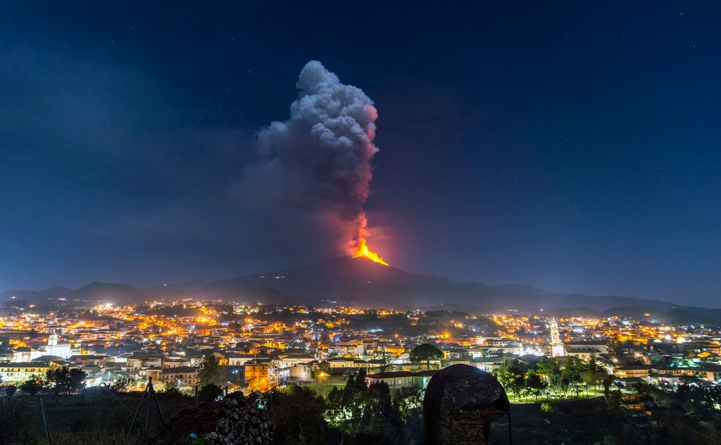 Pedara, 2021. február 25.
Izzó lávát és hamufelhőt lövell ki az Etna tűzhányó a szicíliai Pedara közelében 2021. február 24-én. Európa legaktívabb vulkánja másfél héttel korábban tört ki újra.
MTI/AP/Salvatore Allegra 